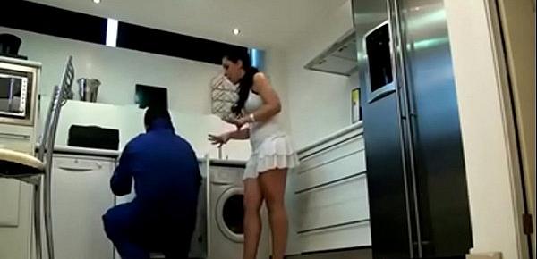  Hidden Cam Dangerous Woman, Plumber Was Captivated